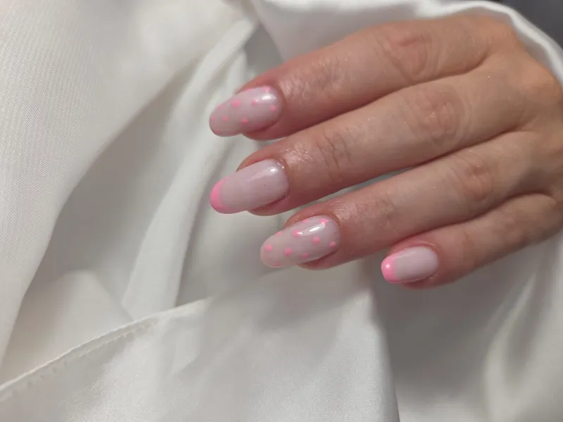 Micro-French : la manucure minimaliste qui cartonne en 2026 | Nail Art Roxy Moréac